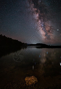 银河系和山上的粉红色光芒 夜晚多彩的风景 与小山的星空在夏天 美丽的宇宙 与星系的空间背景旅行天文天文学岩石行星旅游星座乳白色场图片