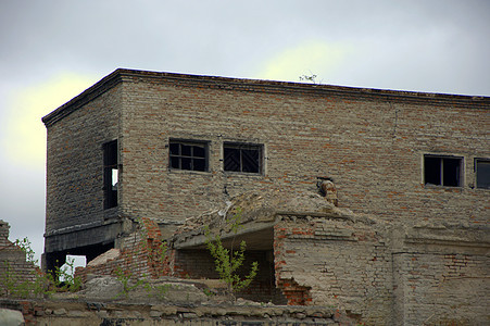 旧破旧的砖头建筑 在一家旧工厂的背景图片