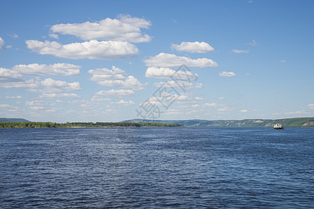 俄罗斯萨马拉附近的伏尔加河 全景天空支撑地区旅行游客旅游山脉树木图片