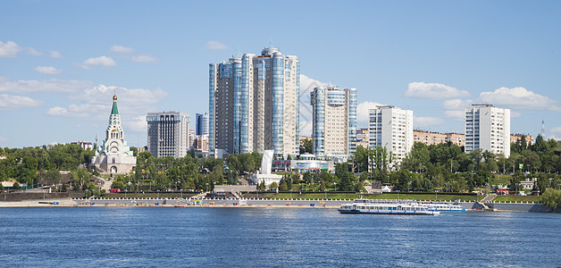 俄罗斯萨马拉的伏尔加河堤岸 这座城市全景雕塑胡同城市海滩石碑支撑房子旅行纪念碑游客图片