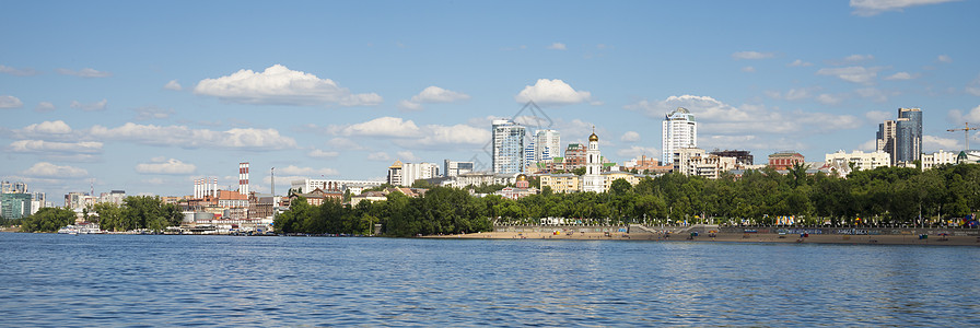 俄罗斯萨马拉的伏尔加河堤岸 这座城市全景建筑旅游房子胡同旅行建筑学树木地区游客海滩图片