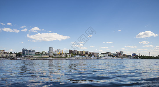 俄罗斯萨马拉的伏尔加河堤岸 这座城市全景港口船舶建筑学天空建筑城市旅行地区景观海滩图片