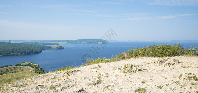 摩洛底茨基库尔甘 萨马拉地区的吸引力石头国家车道草地蓝色爬坡晴天高度丘陵地标图片