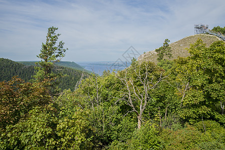 Strelnaya山 萨马拉地区的吸引力游客丘陵草地公园爬坡山脉旅游晴天植物蓝色图片