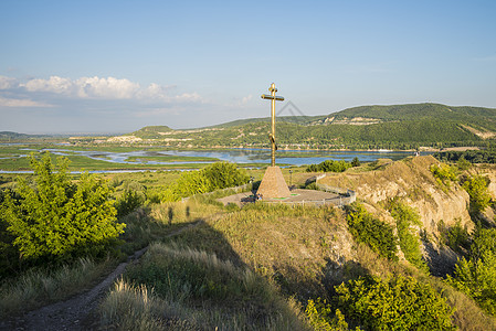 萨雷夫库尔干 萨马拉地区的吸引力 桑尼夏日纪念碑爬坡天空公园植物丘陵旅游地标国家方尖碑图片