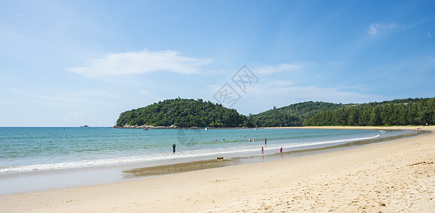 泰国普吉的邦达海滩 夏季日天空海洋波浪海景海岸热带天堂海滩游客情调图片