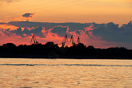 俄罗斯哈巴罗夫斯克阿穆尔河堤岸日落公园盆地橙子地平线池塘旅行溪流观景台水库天空图片