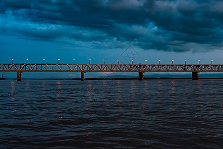 俄罗斯 哈巴罗夫斯克 照片来自河中央 校对 Portnoy火车建筑学日落城市太阳天空过桥立交桥地标海岸图片