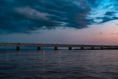俄罗斯 哈巴罗夫斯克 照片来自河中央 校对 Portnoy蓝色运输火车阳光过桥城市地标立交桥日落太阳图片