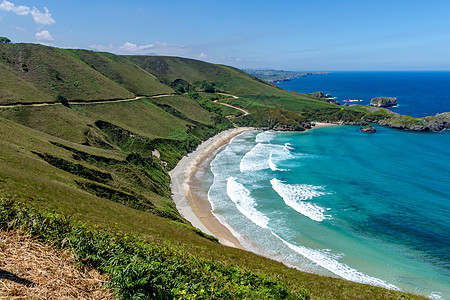 靠近Llannes村的Torimbia海滩蕨类场景岩石海景海岸线鹅卵石阳光植物旅行蓝色图片