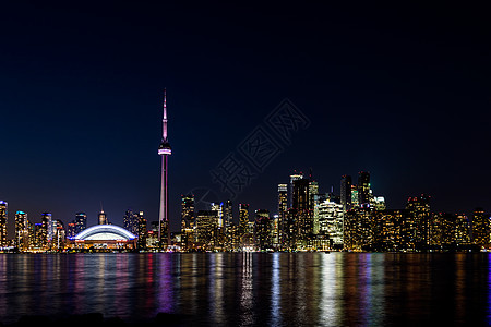 加拿大安大略省多伦多市中心的夜景天际地标城市商业摩天大楼建筑反射天空港口体育场图片
