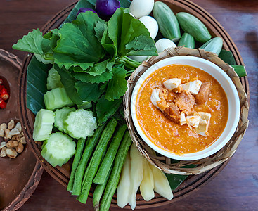 咸鸡蛋辣椒酱和新鲜蔬菜 泰国菜图片
