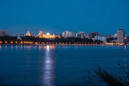 从阿穆尔河看哈巴罗夫斯克市的夜景 蓝色的夜空 夜城灯火通明 阿穆尔河的水位在 159 厘米左右文化地标悬崖地平线建筑学街道建筑洪图片