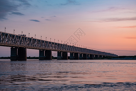 俄罗斯 哈巴罗夫斯克 照片来自河中央 校对 Portnoy太阳火车旅行天空蓝色反射旅游桥接铁路日落图片