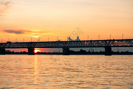 俄罗斯 哈巴罗夫斯克 照片来自河中央 校对 Portnoy火车蓝色反射海岸旅行城市阳光桥接跨度运输图片