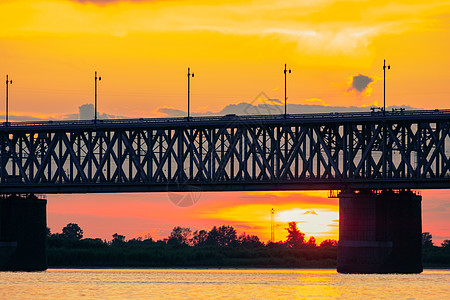 俄罗斯 哈巴罗夫斯克 照片来自河中央 校对 Portnoy蓝色立交桥过桥桥接阳光地标太阳旅行铁路跨度图片