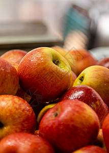 红苹果和黄苹果收成饮食食物农场营养市场水果盒子季节果园图片