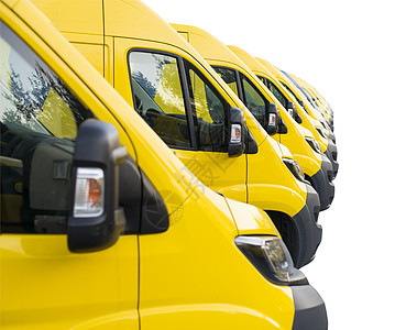 黄色货车的细节排成一排 停在一长排 与白色背景隔离 送货卡车车队图片