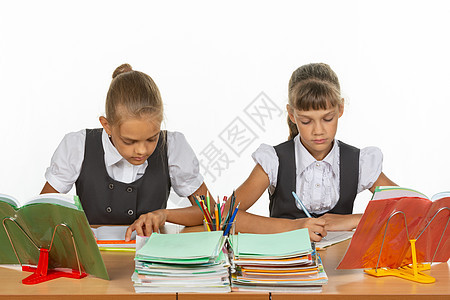 两个女孩在学校上一堂课图片