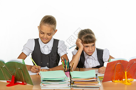 两个女学生在书桌 一个心情好 另一个坏图片