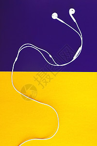 黄紫色背景上的白色耳机 从上面看工具金属小路立体声耳朵派对工作室技术玩家电话图片