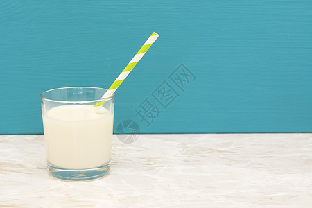 奶油 新鲜牛奶和玻璃中的吸管图片
