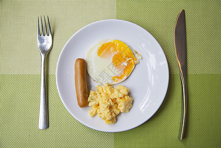 配鸡蛋早餐的香肠     早餐食品概念图片