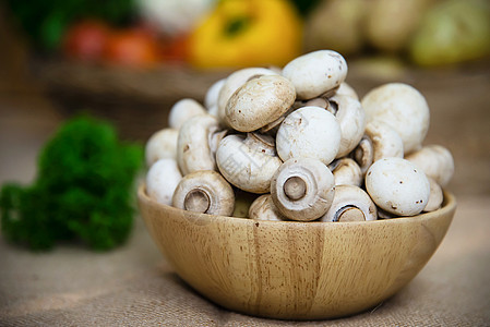 厨房里的新鲜蘑菇蔬菜新鲜蘑菇蔬菜烹饪概念宏观工作室饮食收成团体菌类植物香菜食物营养图片