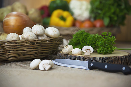 厨房里的新鲜蘑菇蔬菜新鲜蘑菇蔬菜烹饪概念团体宏观香菜菌类美食工作室营养植物收成食物图片