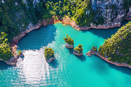 泰国苏拉特萨尼省Khao Sok国家公园大坝美丽山的空中景象图片