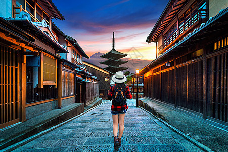 在日本京都的和Sannen Zaka街游客景观神道建筑学文化宝塔建筑天空城市街道图片