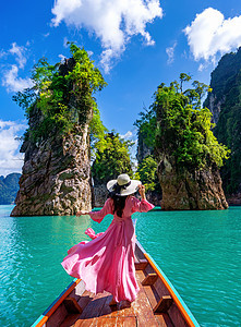 泰国苏拉特萨尼省肖索克国家公园山的美少女站在船上望山女孩热带旅行岩石场景蓝色王宫国家游客旅游图片