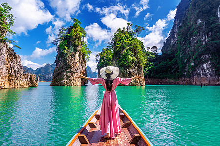 泰国苏拉特萨尼省肖索克国家公园山的美少女站在船上望山岩石假期风景女孩森林旅游蓝色王宫公园场景图片