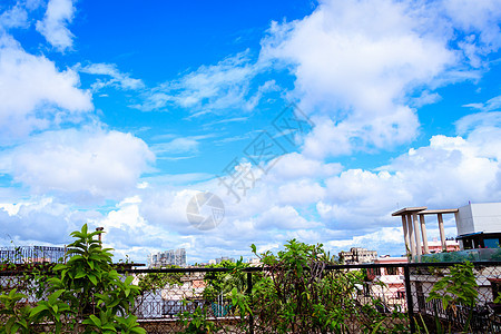 印度加尔各答(Galkata)屋顶和高楼的云层 现代城市天线平板全景背景 白天天空飘浮着微小乌云图片