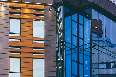 具有玻璃幕墙的现代建筑商业建筑学投资窗户市中心反射高科技框架中心建造图片