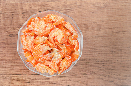 木制背景杯中的干盐渍虾烹饪食物营养杯子虾米杂货店晚餐产品农场红色图片