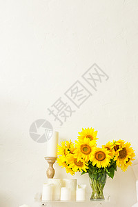 在明房内的一个花瓶中 在桌子上放着向日葵花酒店白色公寓家具婚礼沙发奢华椅子花朵房子图片