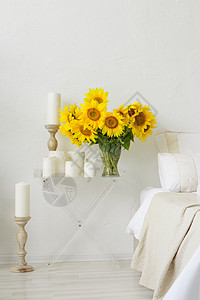 在明房内的一个花瓶中 在桌子上放着向日葵花花束风格椅子沙发白色酒店花朵奢华卧室房子图片