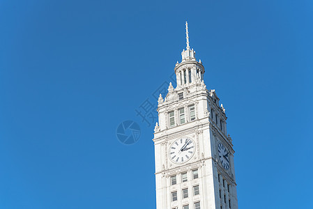 查看芝加哥市中心有屋顶塔钟的典型天线大楼 并观察其景象遗产摩天大楼花岗岩副朝历史性建筑办公室蓝色市中心天空图片