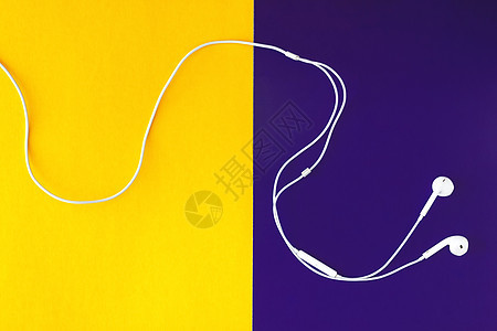 黄紫色背景上的白色耳机 从上面看金属玩家音乐小路工作室耳朵派对工具电话纸板图片