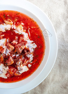 乌克兰俄罗斯传统番茄波施汤和酸奶油在桌上的白板上 从上面看蔬菜土豆牛肉饮食烹饪勺子食物厨房桌子盘子图片