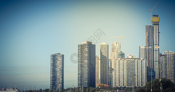 来自密歇根湖的芝加哥市中心全景区 有游艇码头和天线背景图片