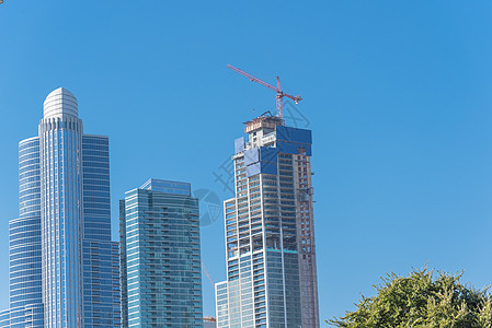 在伊利诺斯州芝加哥市中心 新建和正在建造的大楼市中心摩天大楼蓝色天空旅行公园港口游艇景观地标图片