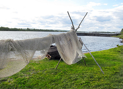 湖岸的渔网被干涸图片
