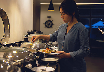 女人吃酒店里的早餐  人们在酒店概念中吃早餐蔬菜咖啡水果唤醒餐厅沙拉食物桌子油炸果汁图片