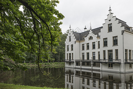 斯达弗登城堡在护城河中反射 周围被树木包围绿色堡垒纪念碑天空白色运河庄园孔雀森林池塘图片