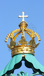 金皇冠 与基督教十字黄金克罗内符号历史笨蛋珠宝金冠天蓝色金子机械象征蓝色图片