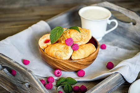 木制托盘上有覆盆子的羊角面包 健康早餐的概念浆果酸奶糖果甜点餐巾水果牛奶小吃乡村杯子背景图片