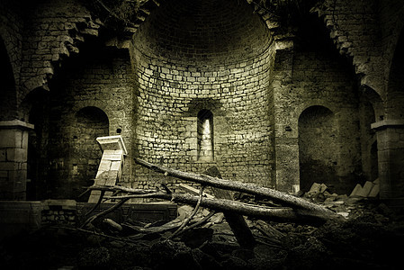 废墟中被遗弃的教堂图片