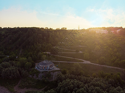 这座城市的通风公路空中顶楼国家旅行森林农村道路土地场景沥青风景航班图片